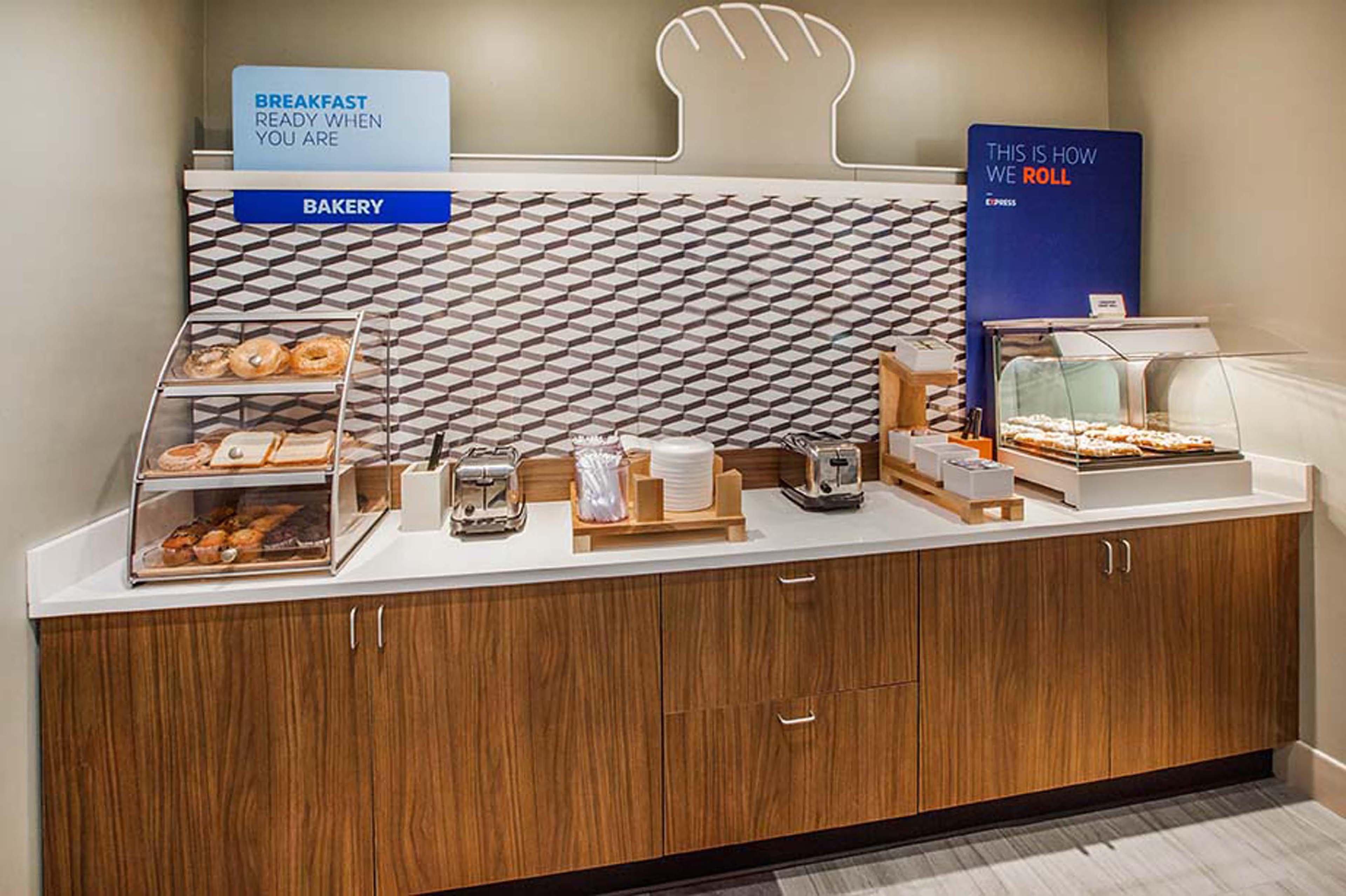 Express & - Woodlands Area By Ihg Hotel Spring